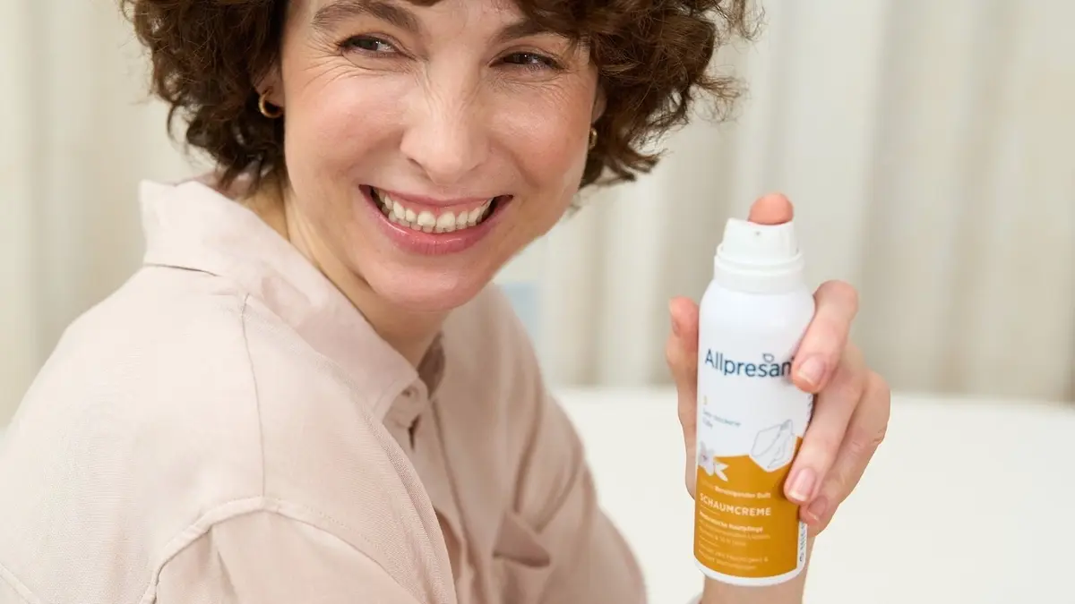 Lächelnde Frau mit einem Spray Dose in der Hand 