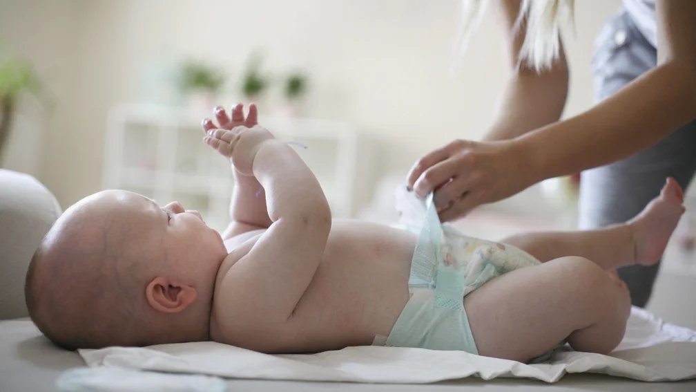 Baby, das gerade gewickelt wird