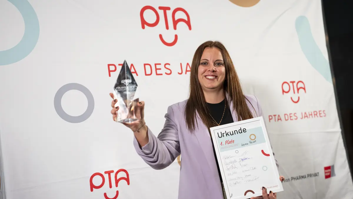 Karen Faisst hält Trophäe und Urkunde in der Hand