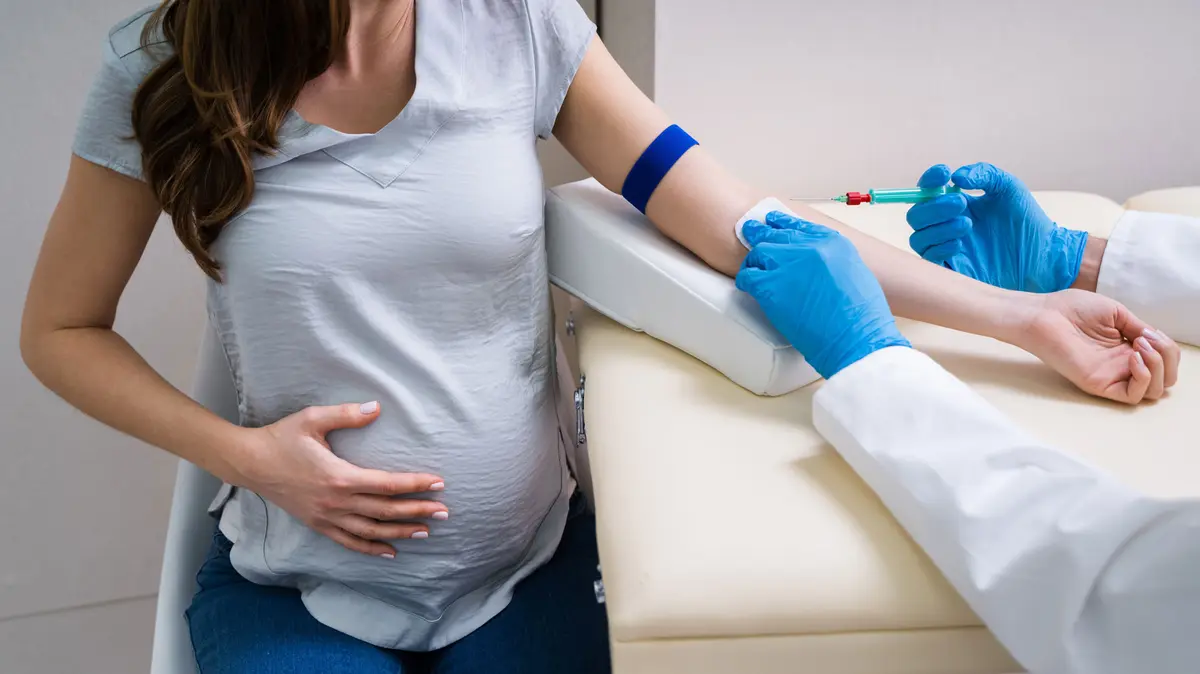 schwangeren Frau wird Blut abgenommen