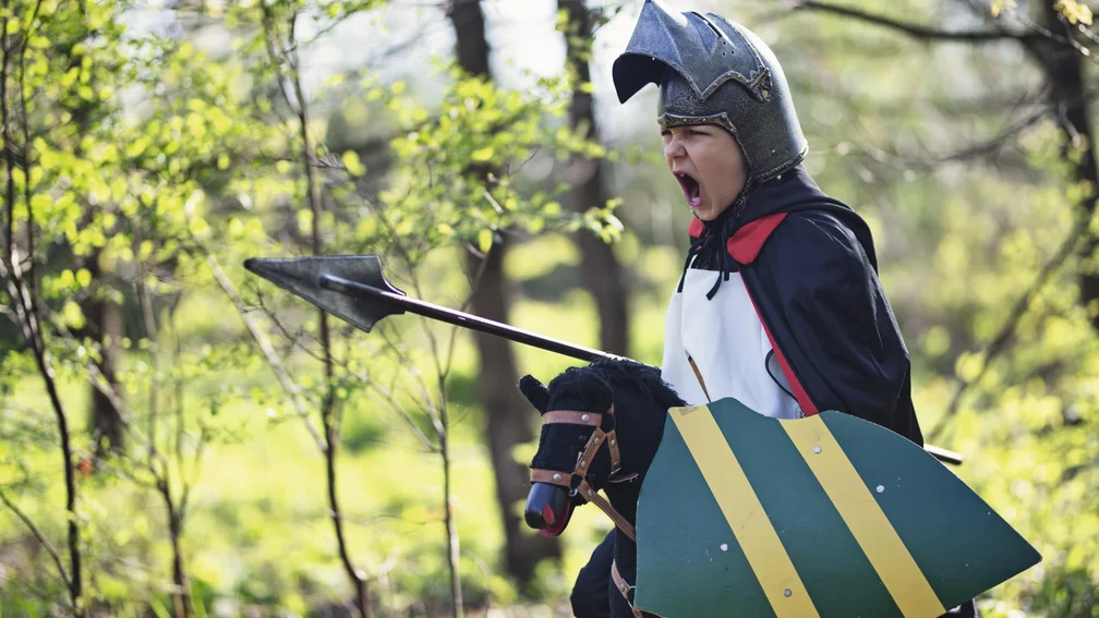 Kind als Ritter verkleidet