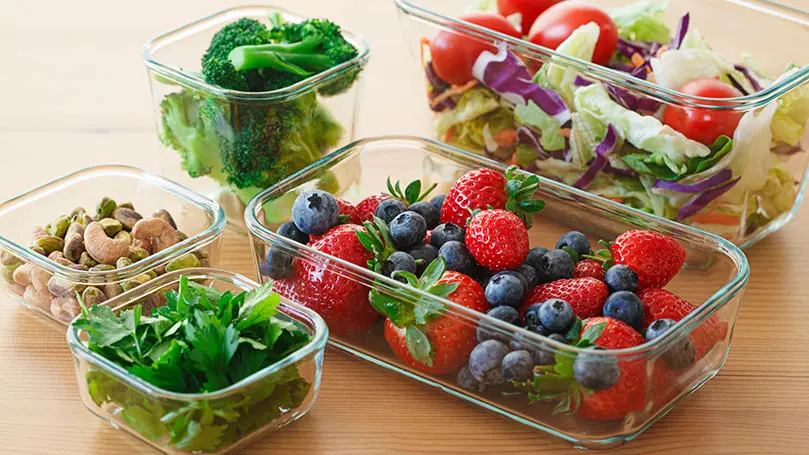 5 eckige Glasbehälter mit Gemüse, Nüssen und Obst