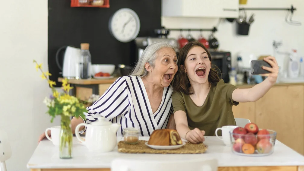 Ältere Frau und Mädchen im Teenager-Alter machen Selfie mit Grimassen