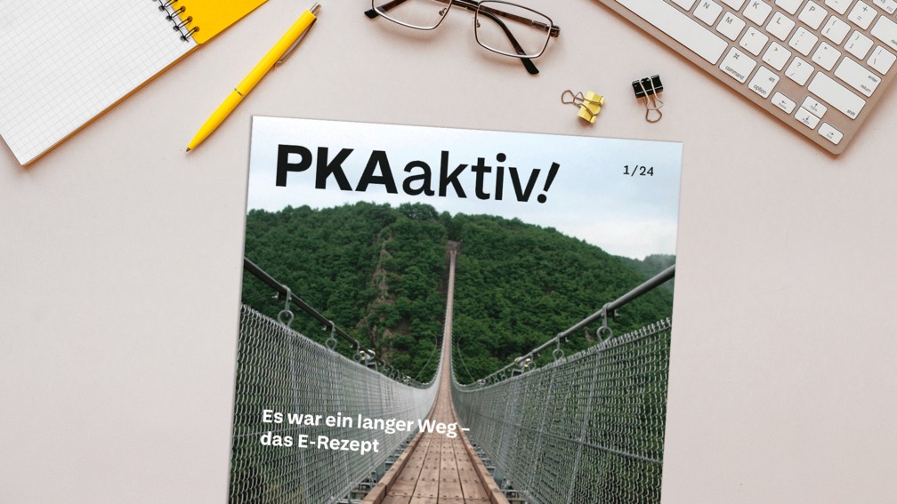 PKAaktiv 1/2024 liegt auf einem Tisch