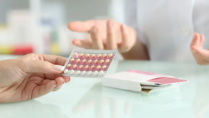 weibliche Hand hält einen Blister der Antibabypille in der Hand