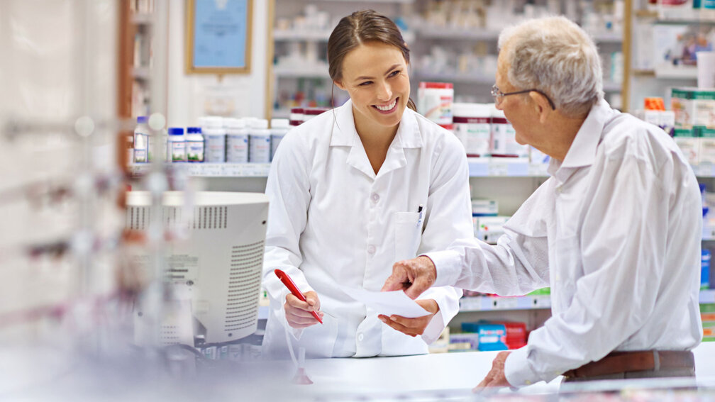 PTA berät Senior in der Apotheke