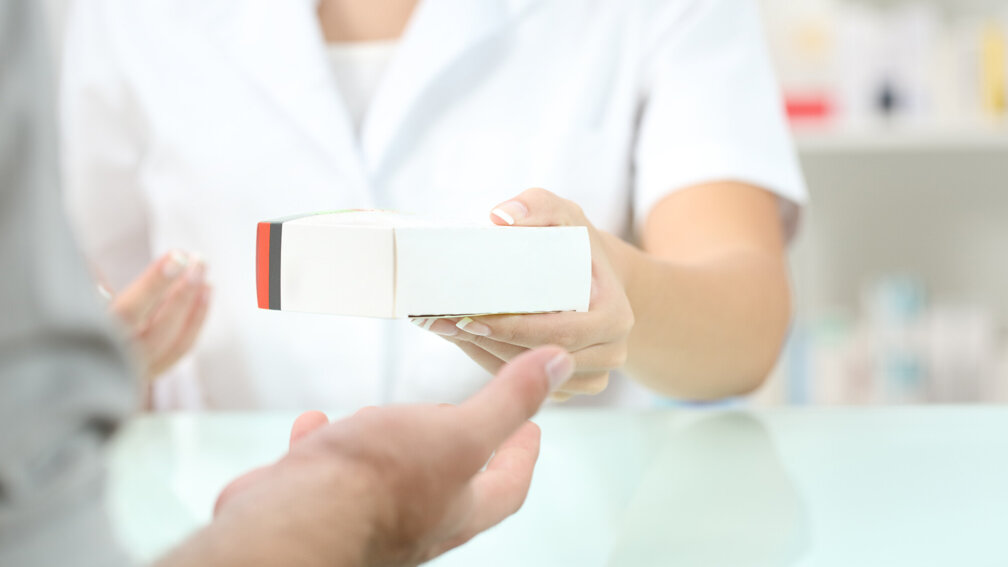 PTA reicht Arzneimittel an Patient