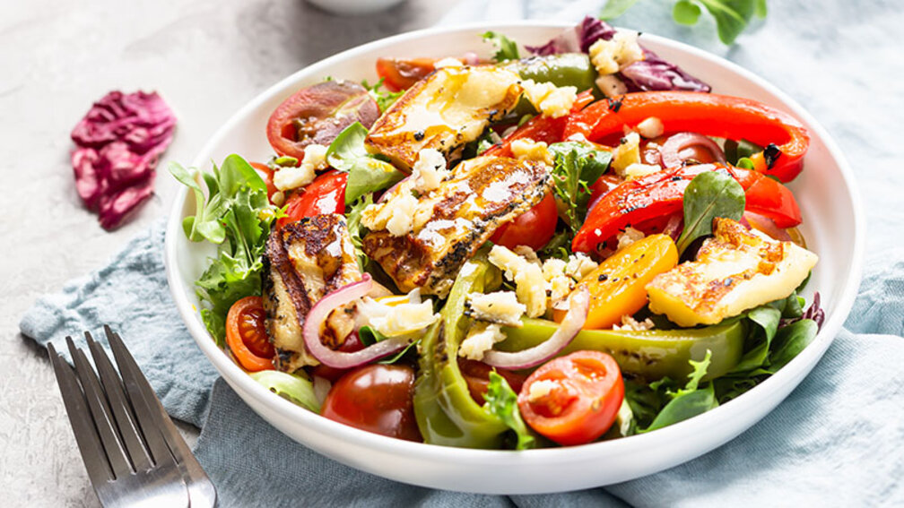Teller mit Gemüse und gebratenem Haloumi