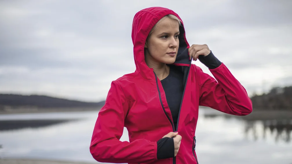 Frau mit Funktionsjacke vor einem See