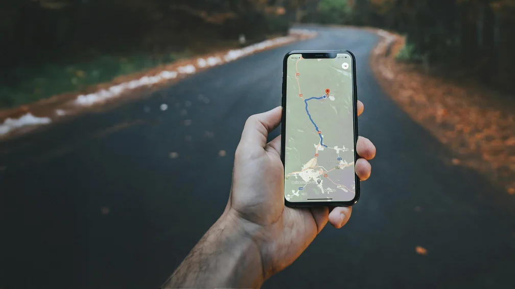 Hand hält ein Smartphone mit geöffneter Navigations-App
