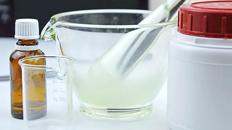 Gel in einer Fantaschale neben Braunglasflasche und Becherglas