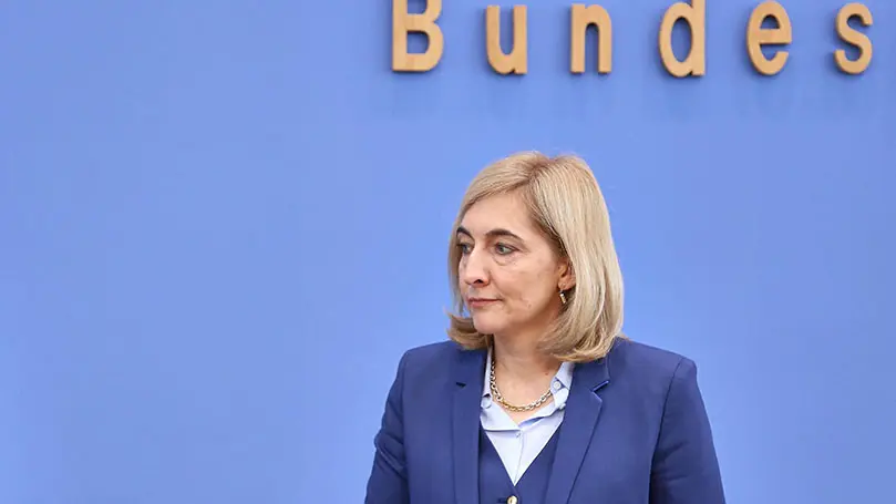 Bundesgesundheitsministerin Nina Warken von der Seite