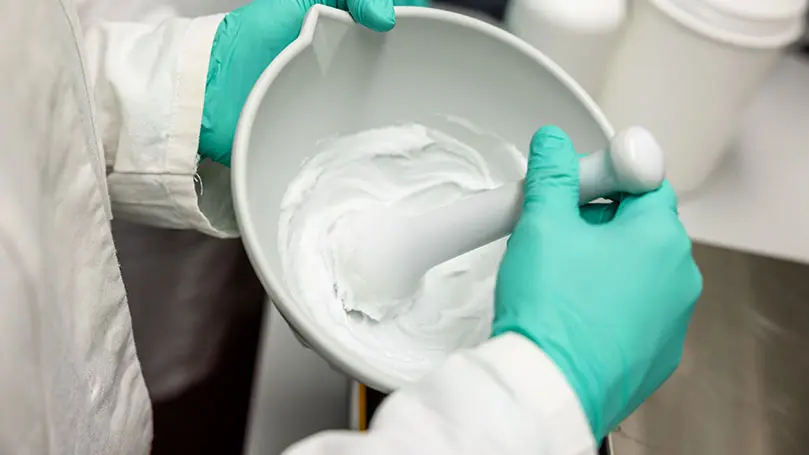 Nahaufnahme einer Fantaschale mit weißer Creme