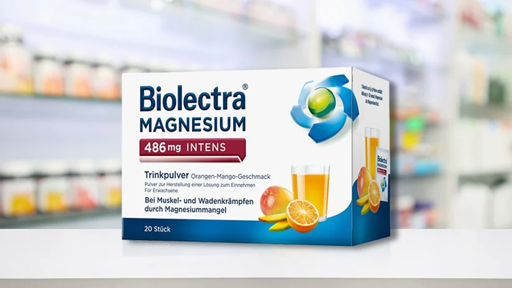 Packung Biolectra Magnesium 486 mg intens auf einem Apothekentisch