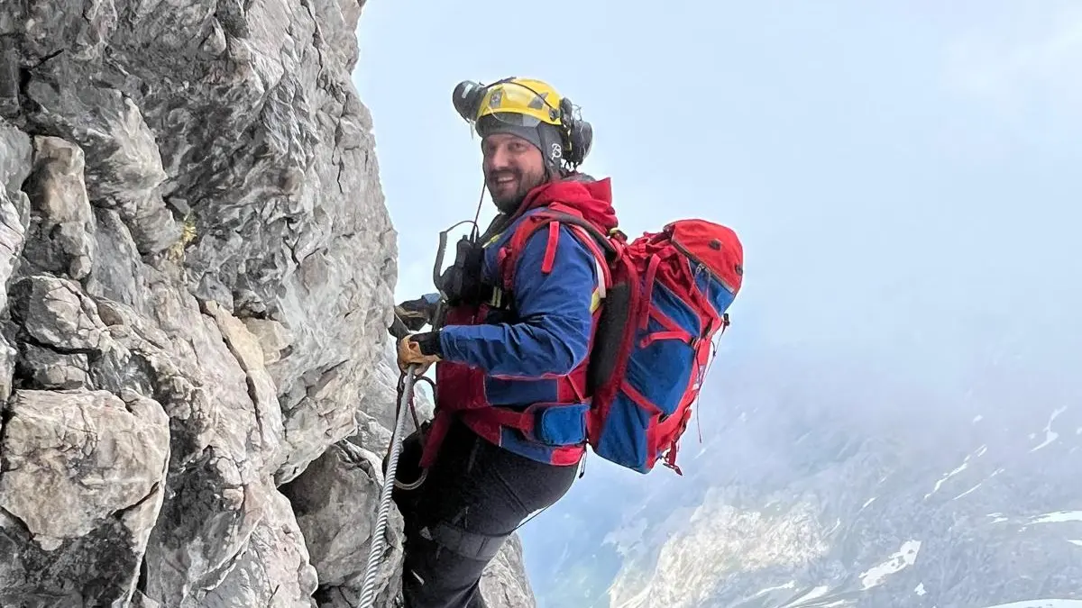 Toni Vogg in Kletterausrüstung an einer Steilwand