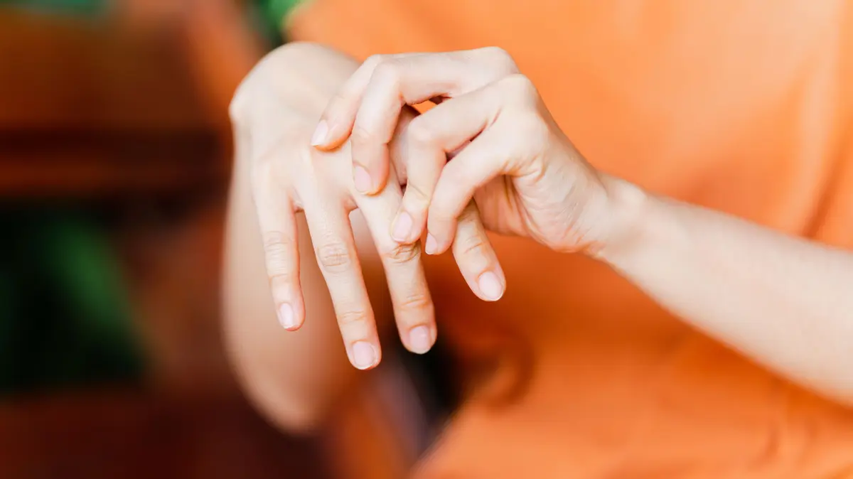 schmerzende Hände einer Frau mit Arthrose