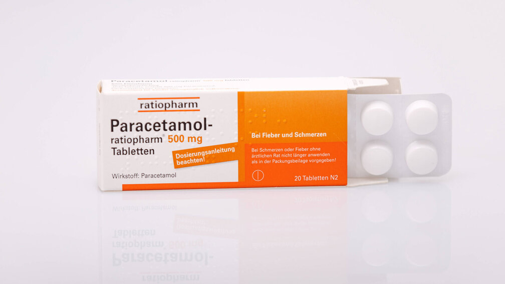 Verpackung Paracetamol, Tablettenblister schaut heraus
