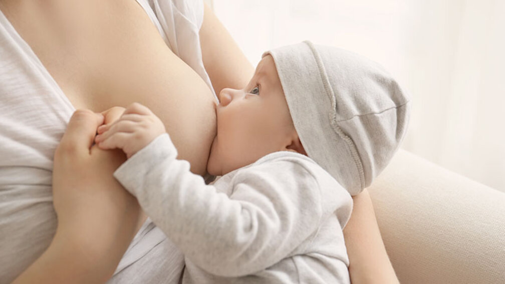 Mutter stillt ihr Baby