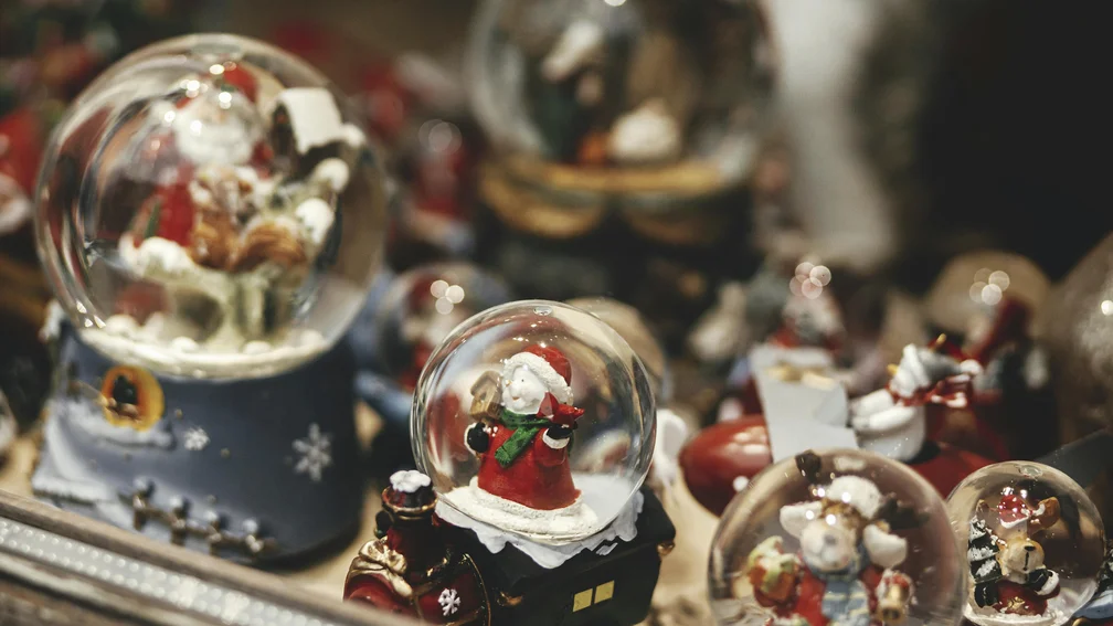 Verschiedene weihnachtliche Schneekugeln