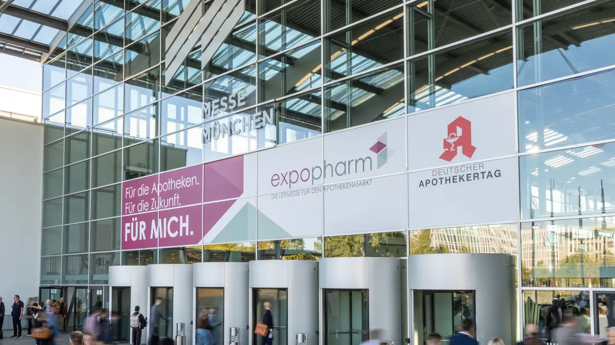 Eingang der Messe München mit expopharm-Banner