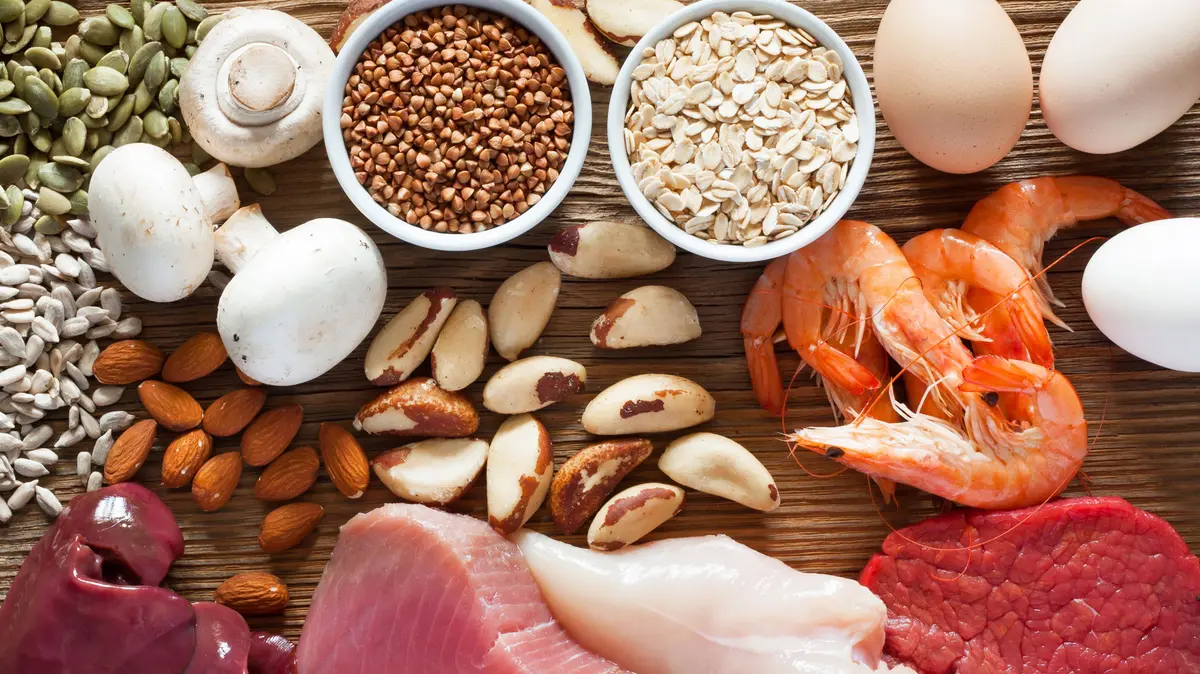 verschiedene selenhaltige Lebensmittel, wie Fleisch, Eier, Hülsenfrüchte und Paranüsse