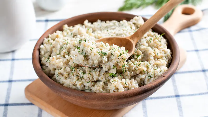 Graupen-Porridge in einer Tonschale