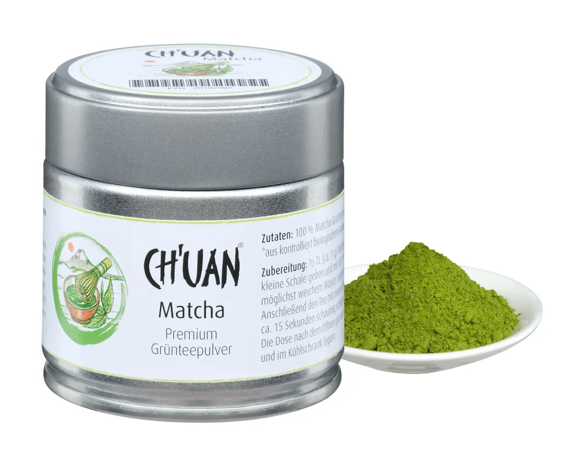 Packshot einer silberfarbenen Matcha-Dose mit kleinem Matchapulverhaufen