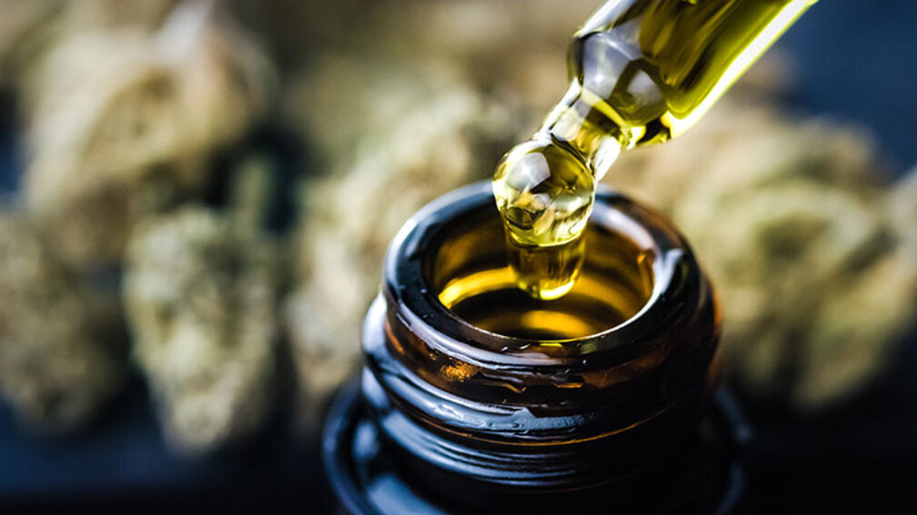 CBD-Öl tropft aus Pipette