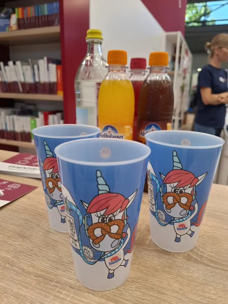 Drei Festivalbecher mit Zinchen-Motiv