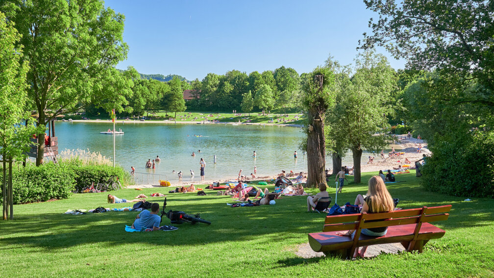 Menschen an einem Badesee